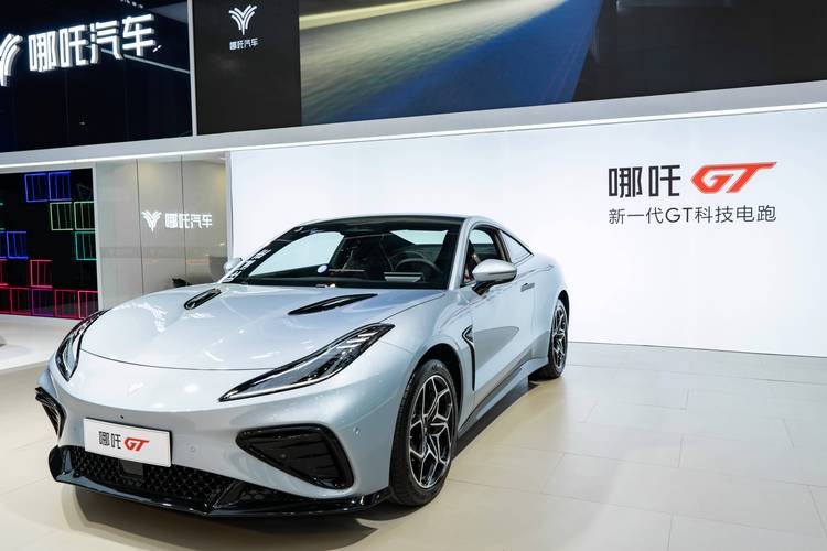 成都133哪吒汽车在智能汽车领域的表现，领途汽车在新能源汽车市场中的影响力